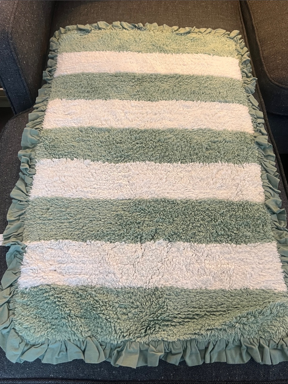 Ruffled stripe bathmat